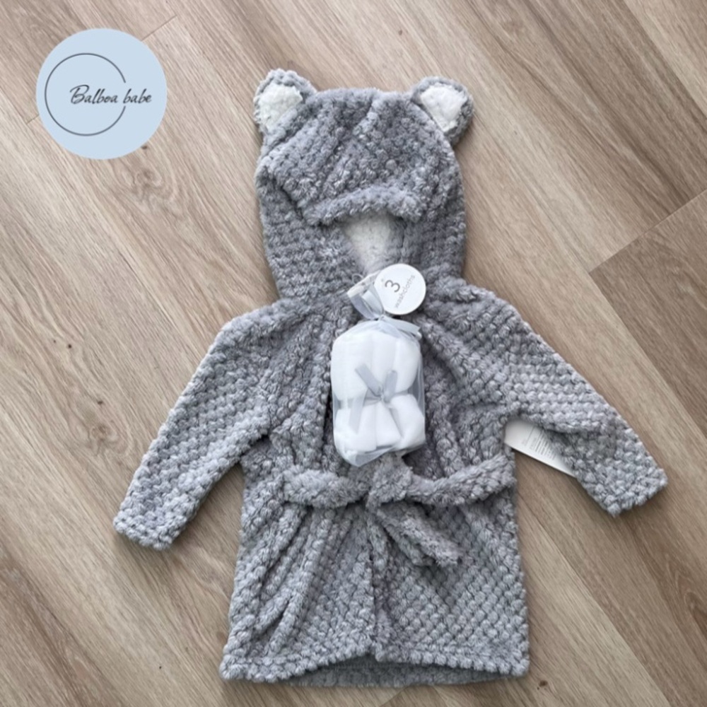 ❣️SOLD❣️ Modern Baby Gray Teddy Bath Robe with 3 Wash Cloths Set. 0-9 Months